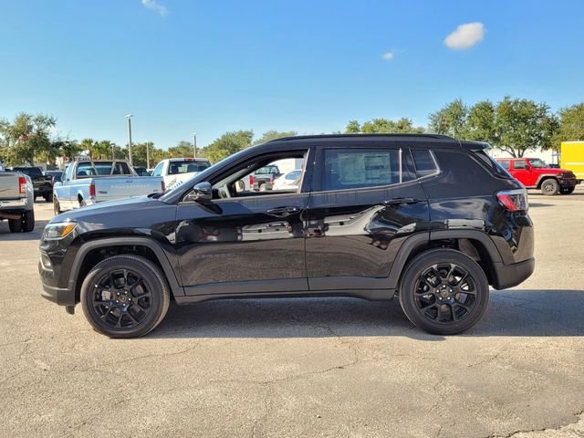 New 2026 Diamond Black Crystal Pearl-Coat Exterior Paint Jeep Latitude image 7