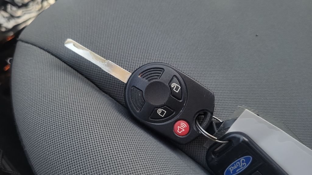 Used 2015 Blue Ford SE image 21