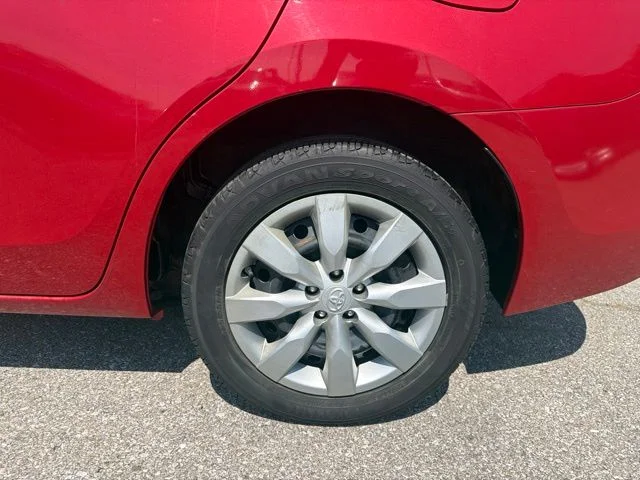 Used 2014 Red Toyota LE image 31