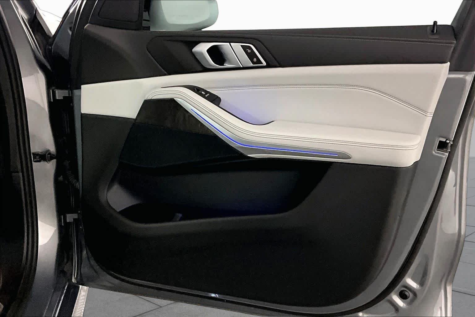 Used 2024 Skyscraper Grey Metallic BMW xDrive40i image 21