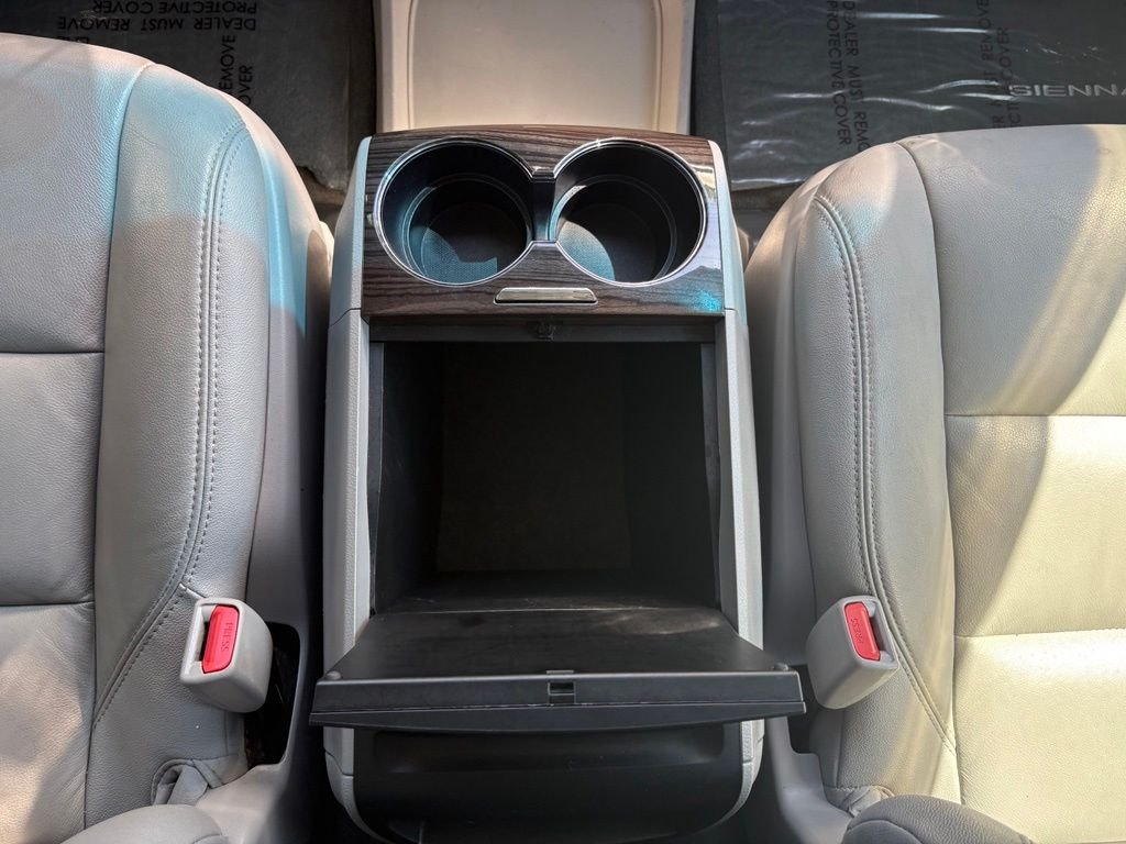 Used 2017  Toyota XLE image 17