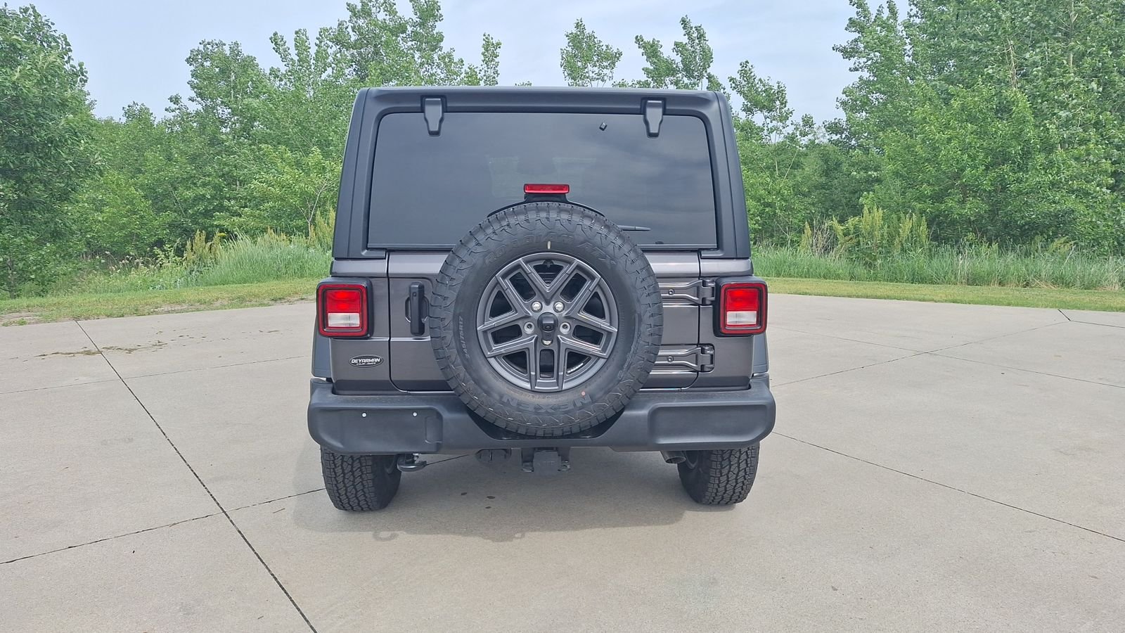 New 2026 Granite Crystal Metallic Clear-Coat Exterior Paint Jeep Sport S image 4