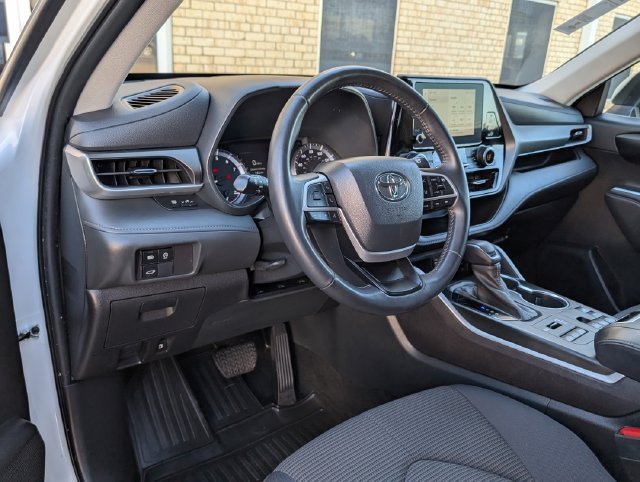 Used 2023 Off-white Toyota LE image 4