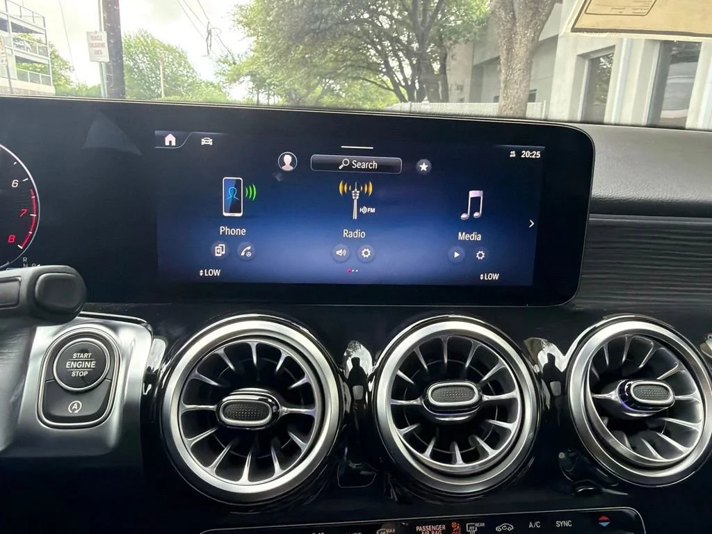 New 2026 White Mercedes-Benz GLB 250 image 32