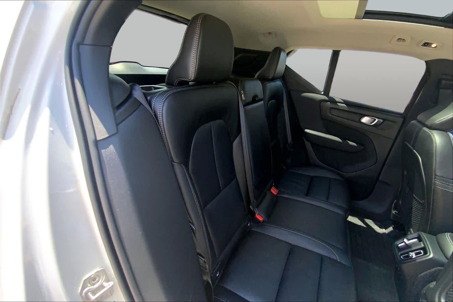 Used 2022 Crystal White Metallic Volvo Momentum image 19