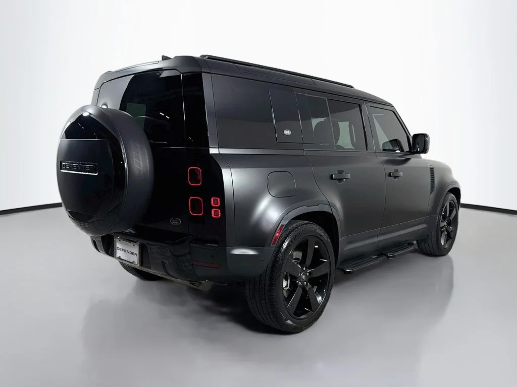 Used 2023 Gray Land Rover SE image 5