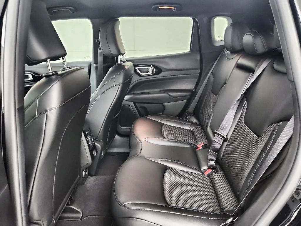 New 2026 Diamond Black Crystal Pearlcoat Jeep Latitude image 28