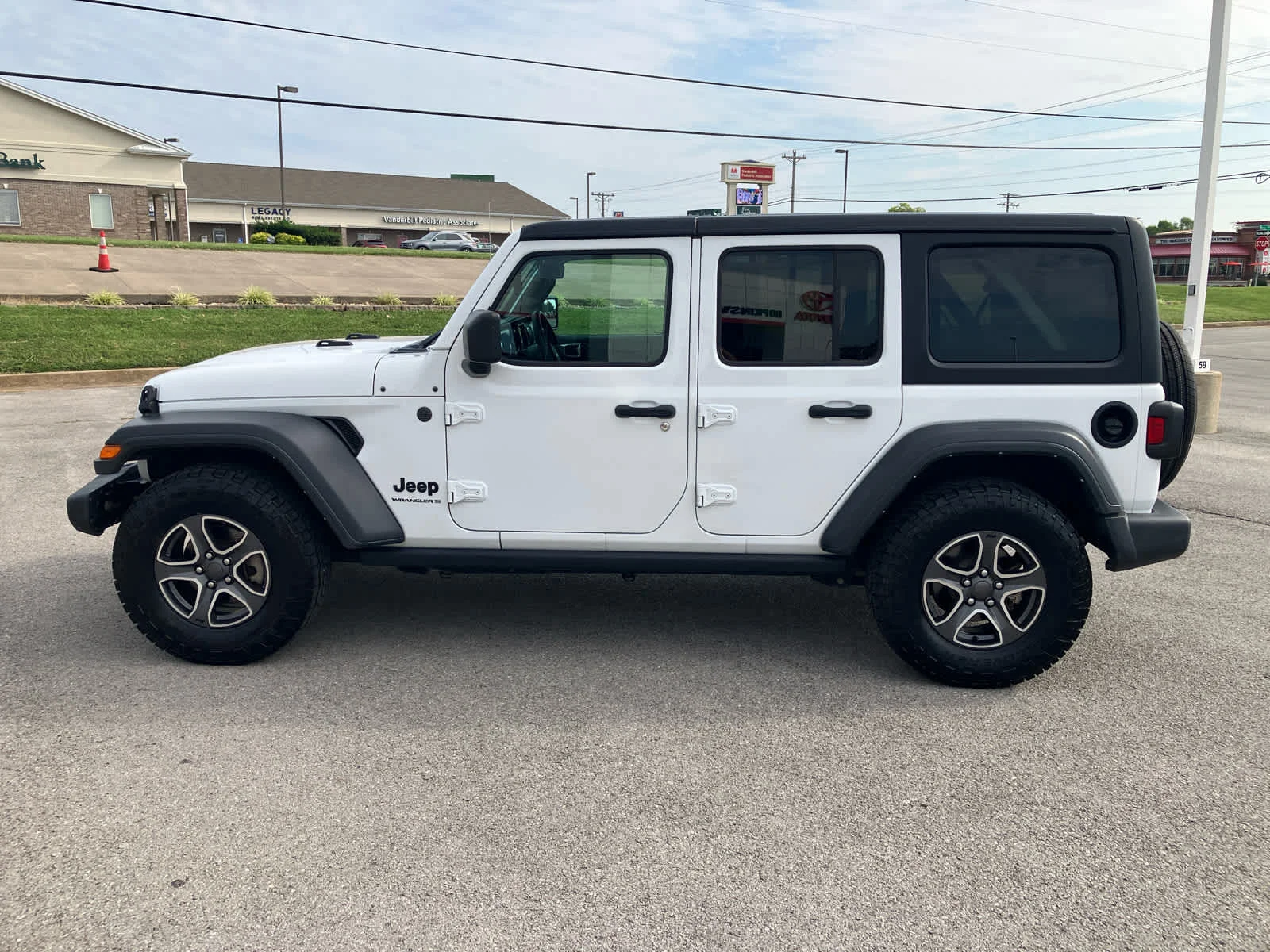 Used 2023 Bright White Clearcoat Jeep Sport S image 4