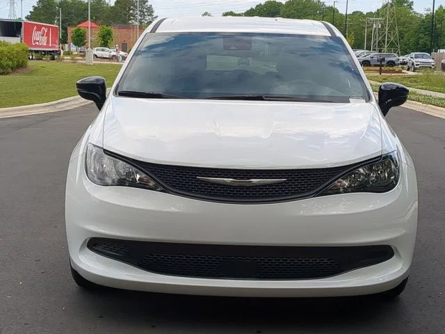 New 2025 Bright White Clear-Coat Exterior Paint Chrysler LX image 16