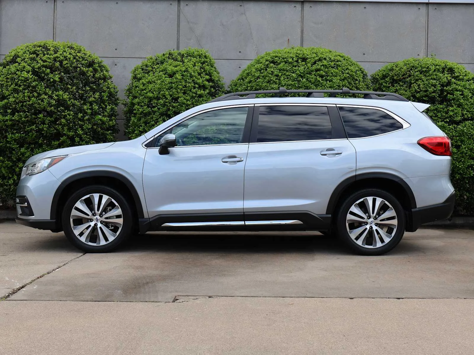 Used 2021 Ice Silver Metallic Subaru Limited image 5