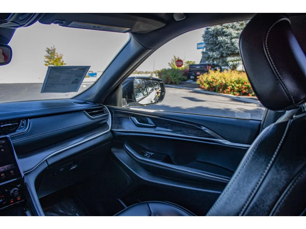 Used 2024 Silver Zynith Jeep Limited image 23