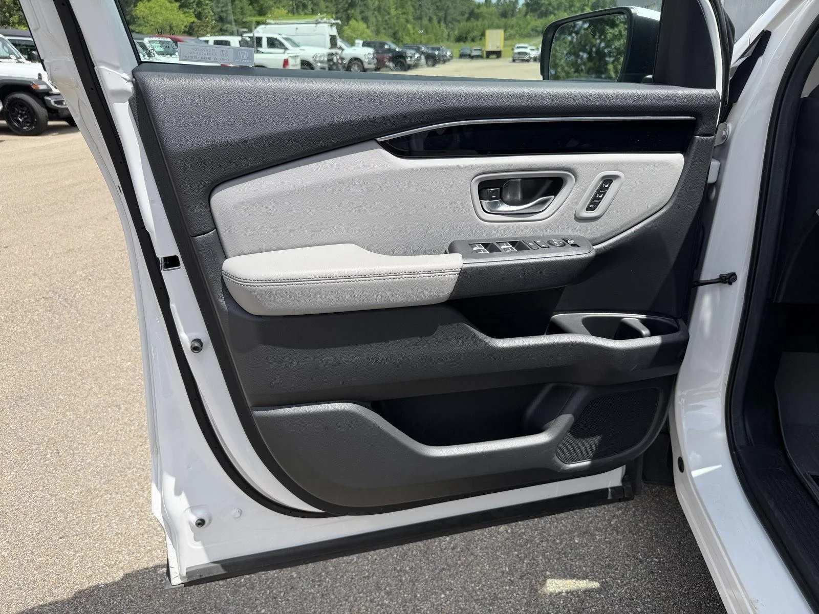 Used 2025 Platinum White Pearl Honda EX-L image 15