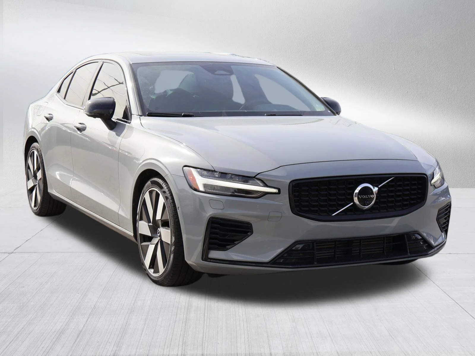 2024 Volvo S60 T8 Recharge Plus Dark Theme AWD's photo