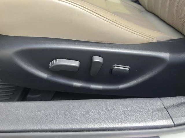 Used 2023 White Nissan Platinum image 29