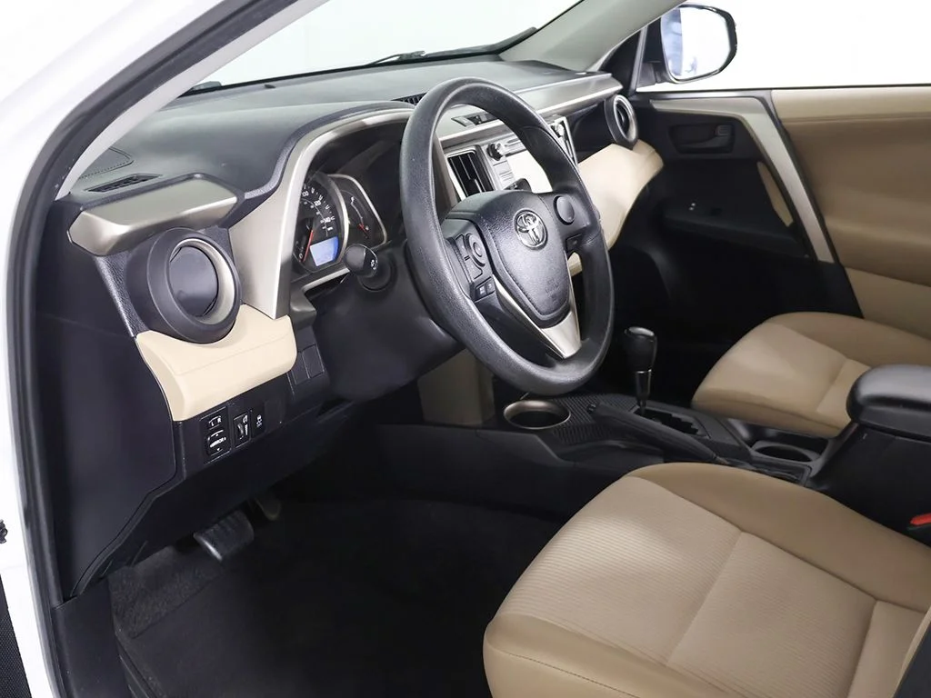Used 2013 White Toyota LE image 18