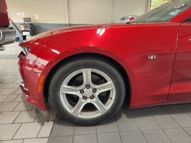 Used 2018 GARNET RED TINTCOAT Chevrolet 2LT image 5