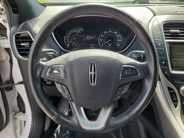 Used 2016 White Lincoln Premiere image 25