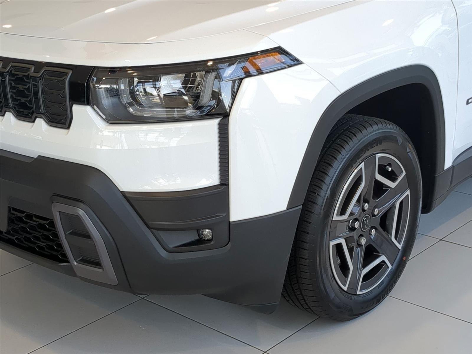 New 2026 Bright White Clear-Coat Exterior Paint Jeep Limited image 6