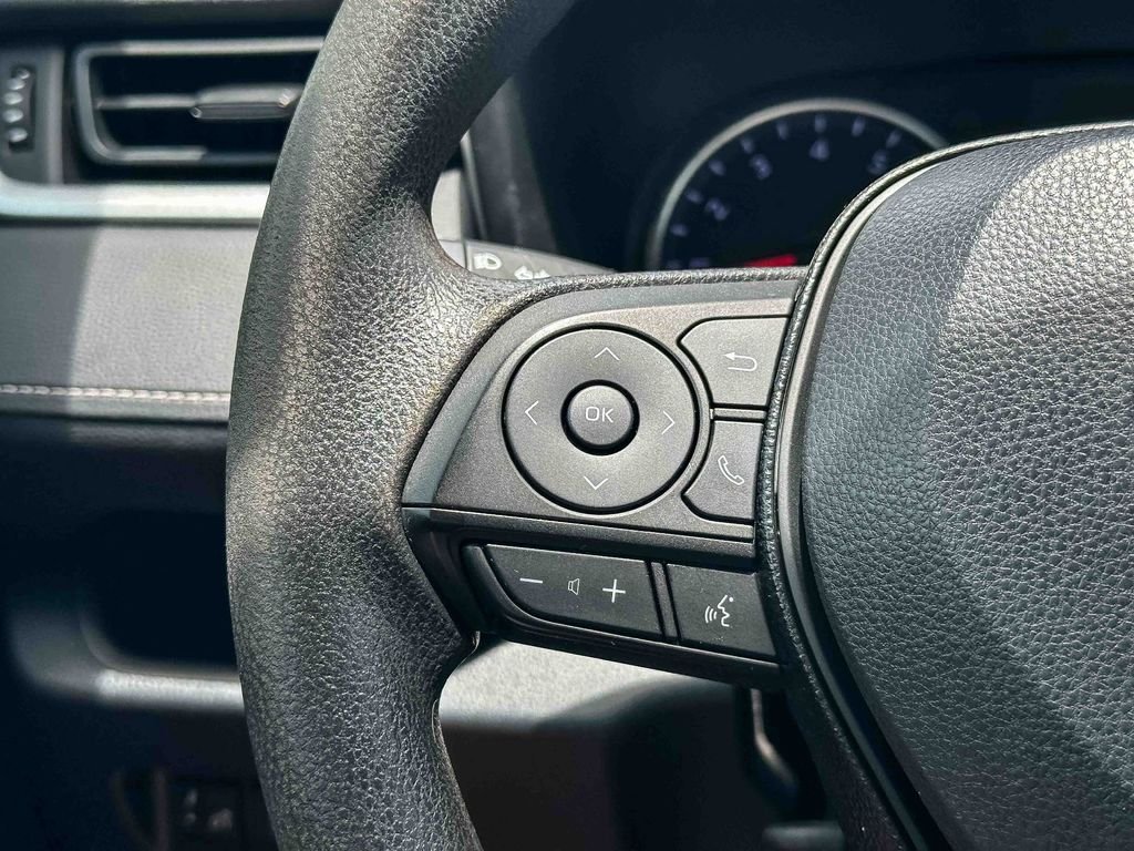 2020 Toyota RAV4 LE - Photo 28