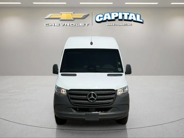 Used 2025  Mercedes-Benz NA image 10