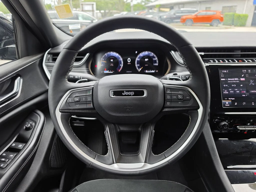 Used 2025 Diamond Black Jeep Altitude X image 13
