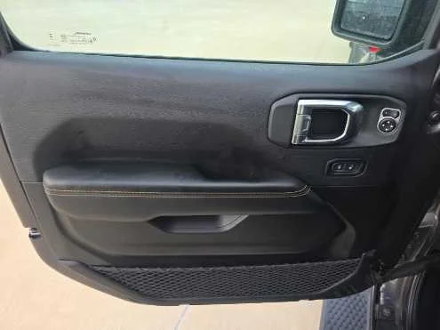 Used 2025 Granite Crystal Metallic Clearcoat Jeep Sahara image 8