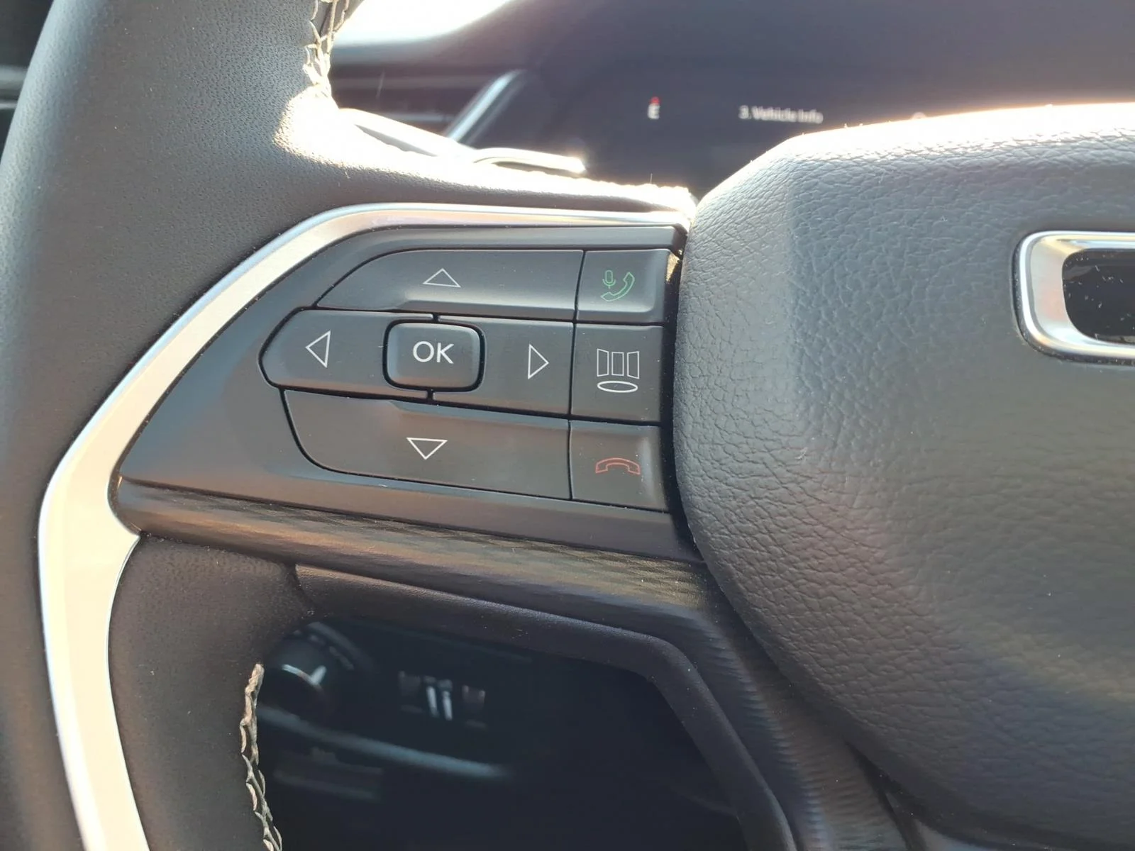 Used 2024 White Jeep Laredo image 18