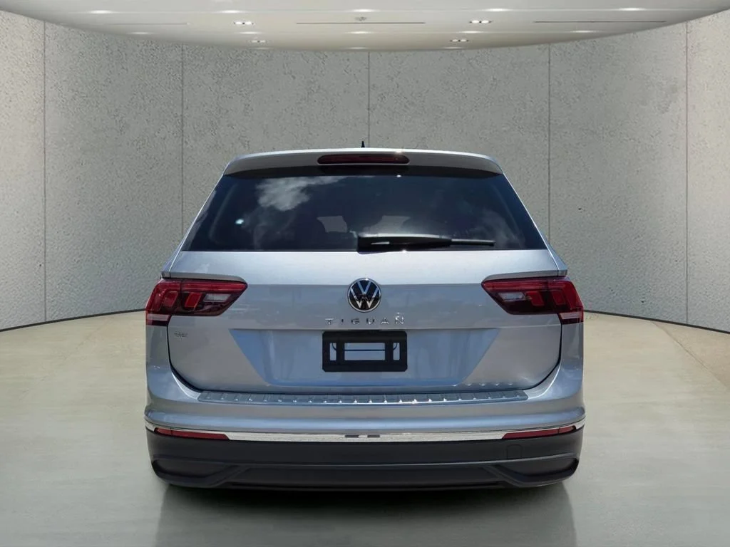 Used 2023 Silver Metallic Volkswagen SE image 6