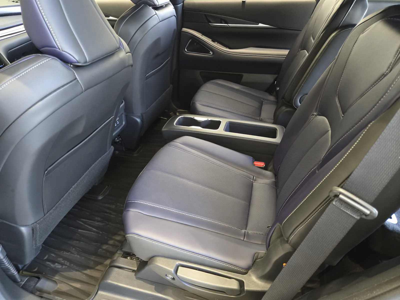 New 2026 2T GRPT SHDW INFINITI Sport AWD image 19