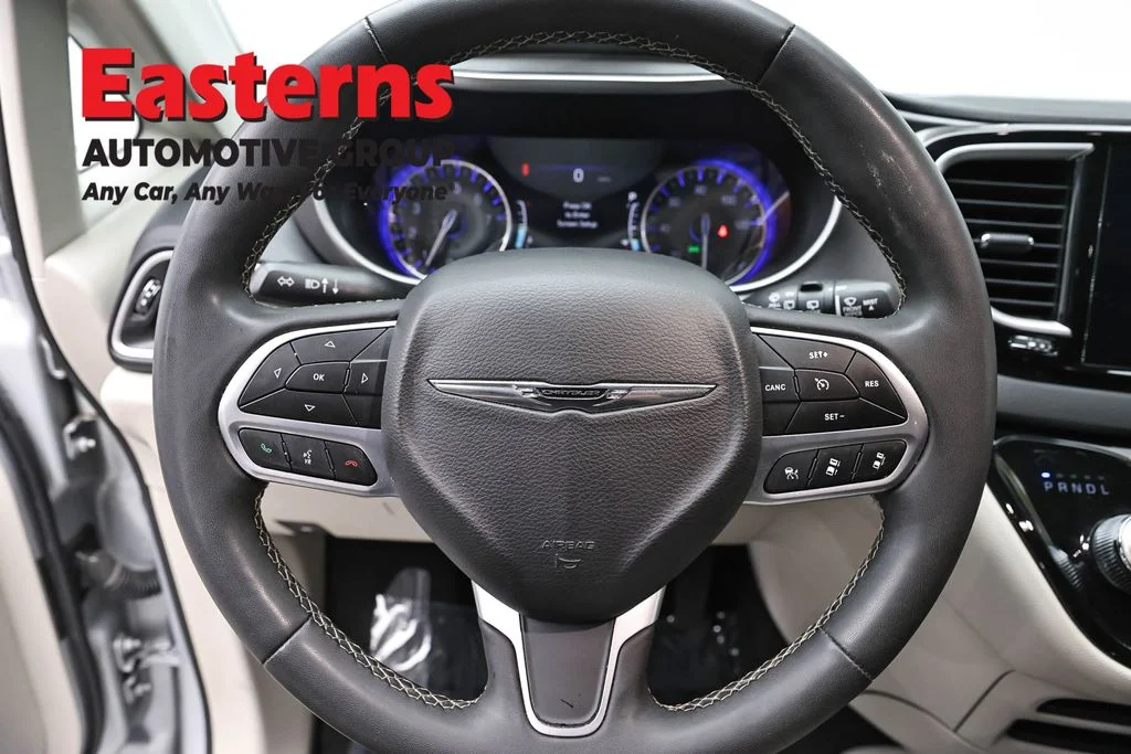 Used 2023 Silver Chrysler Touring L image 10