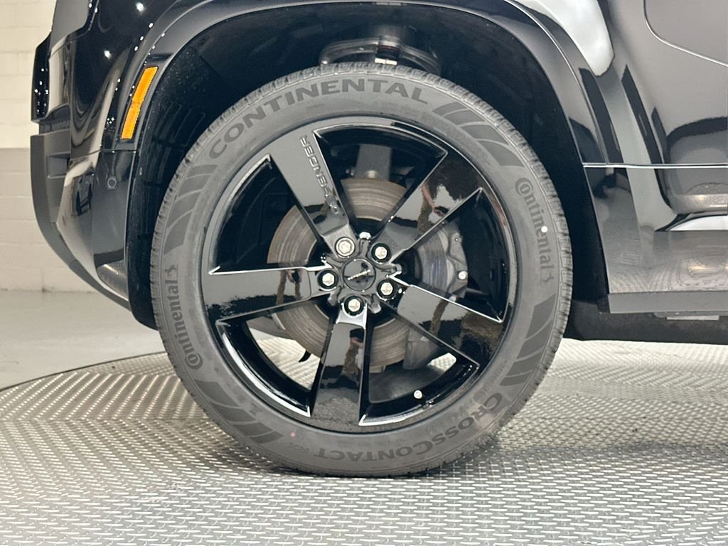 New 2026 Santorini Black Metallic Land Rover X-Dynamic SE image 5