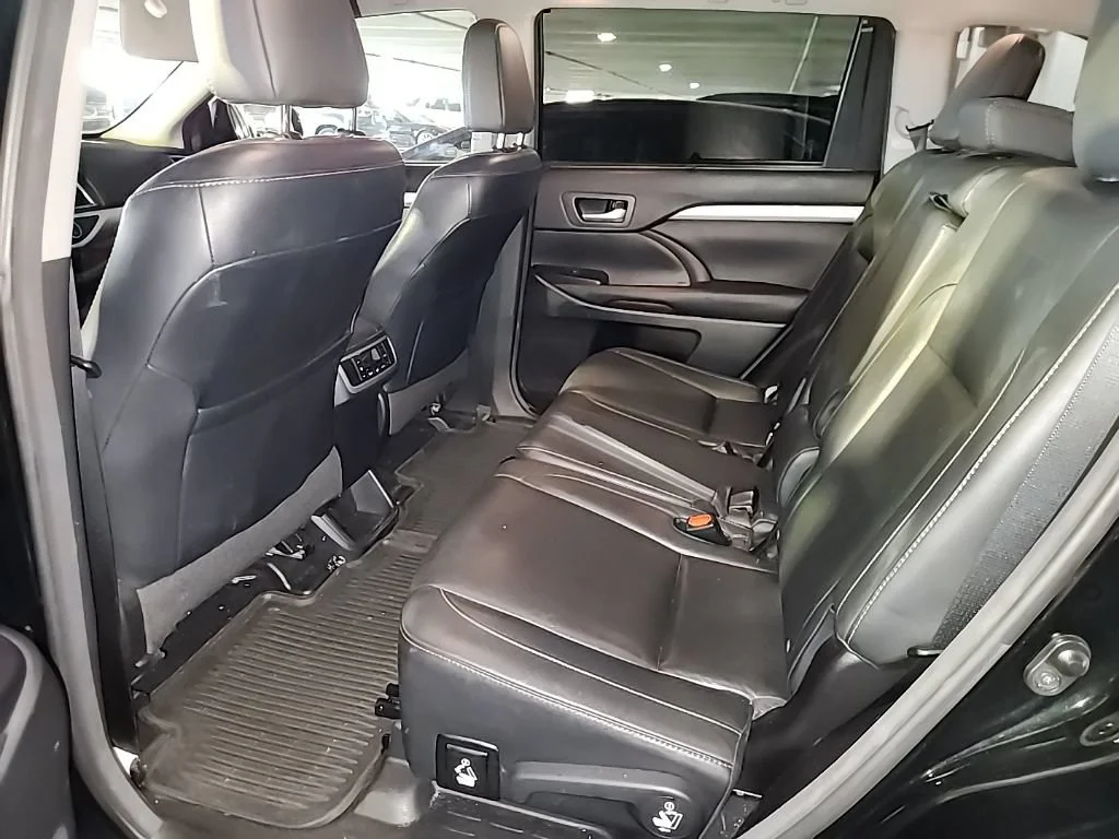 Used 2016 Midnight Black Metallic Toyota XLE image 3