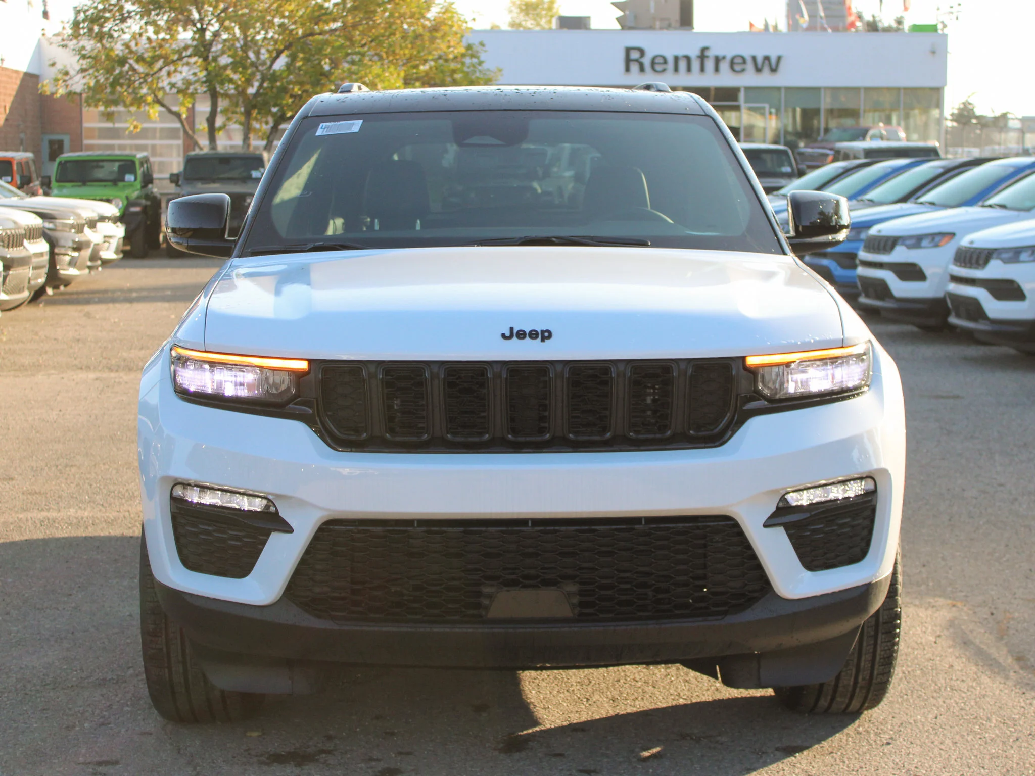 Used 2025 White Jeep Limited* 4x4, Panoramic Sunroof, Trailer Tow Package image 7