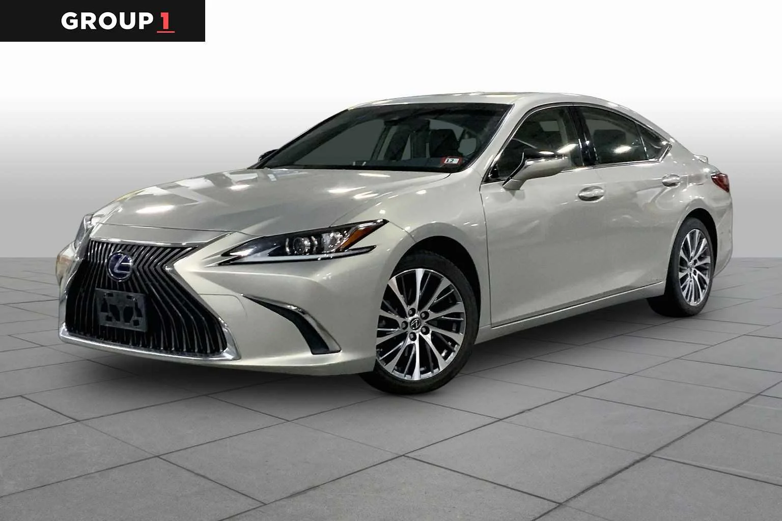 2019 Lexus ES 300h 300h's photo