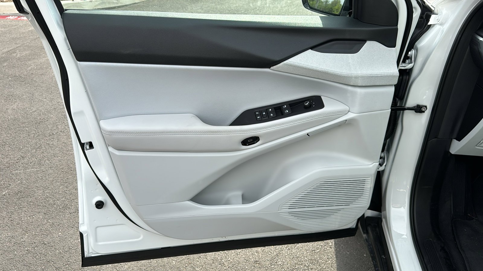 New 2026 Bright White Clear-Coat Exterior Paint Jeep Laredo image 10
