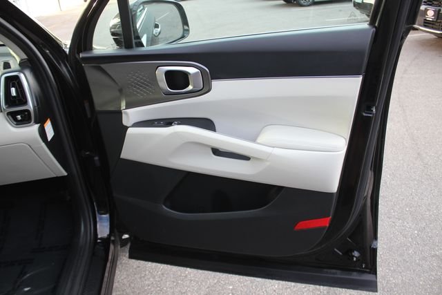 Used 2021 Black Kia S image 31