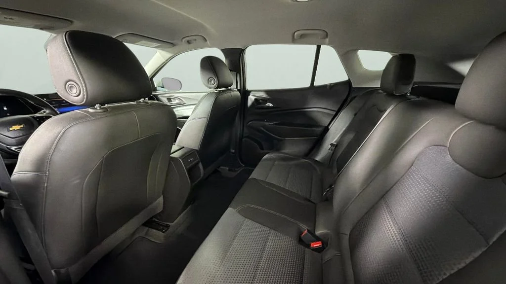Used 2025 Summit White Chevrolet LT image 27