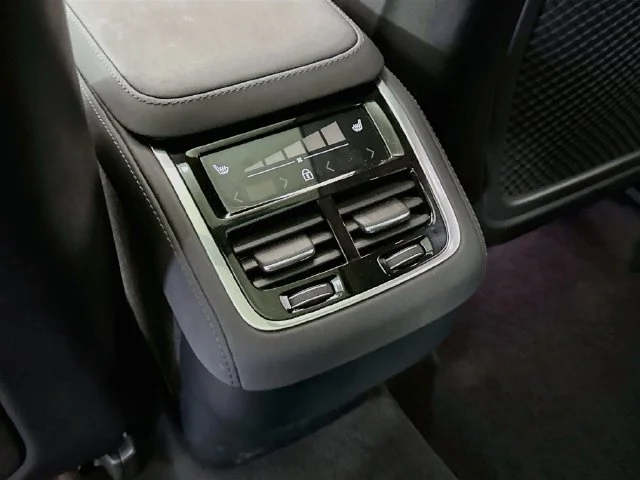 Used 2025 White Volvo B5 Plus image 26