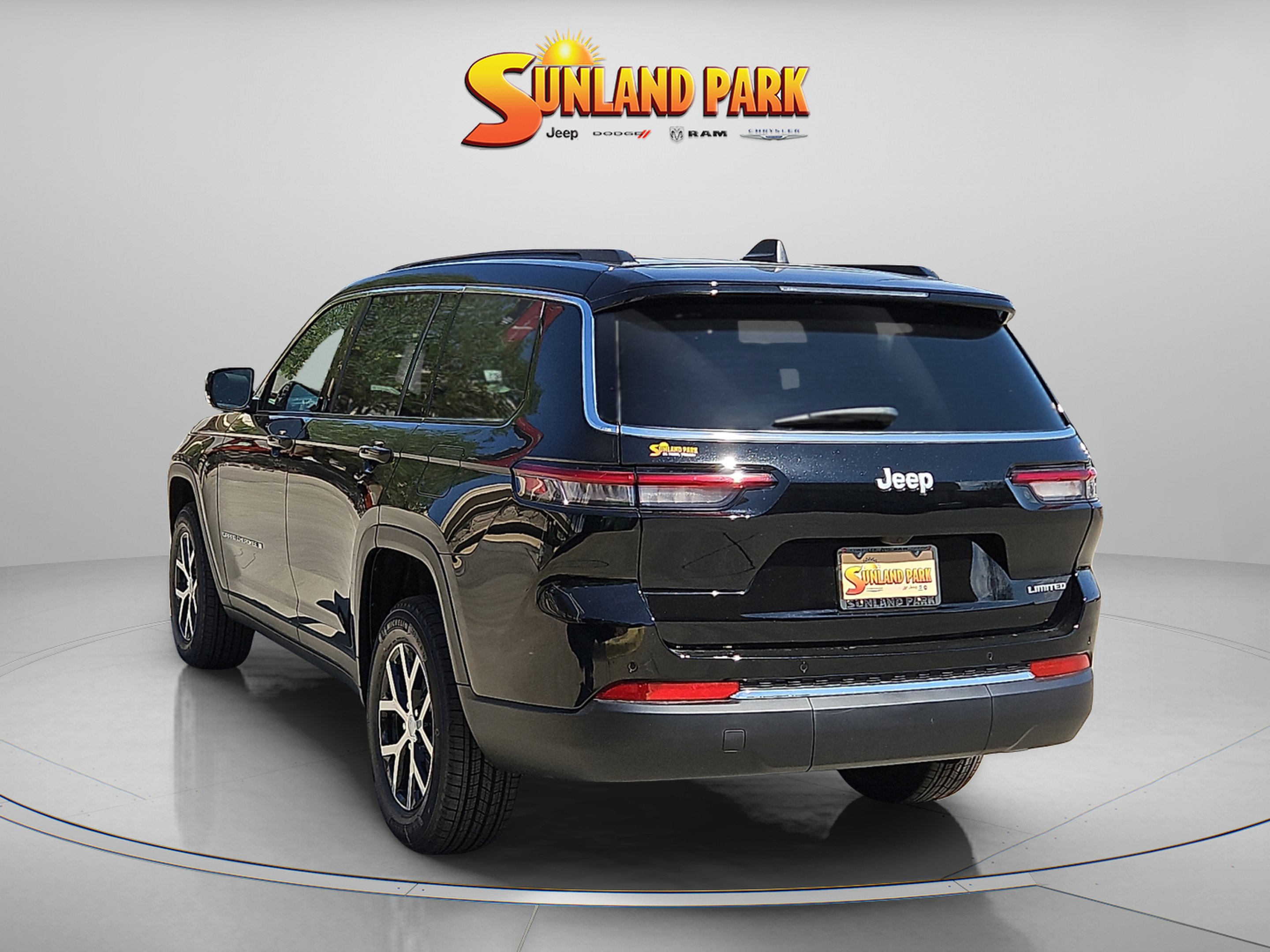 New 2025 Diamond Black Crystal Pearl-Coat Exterior Paint Jeep Limited image 3