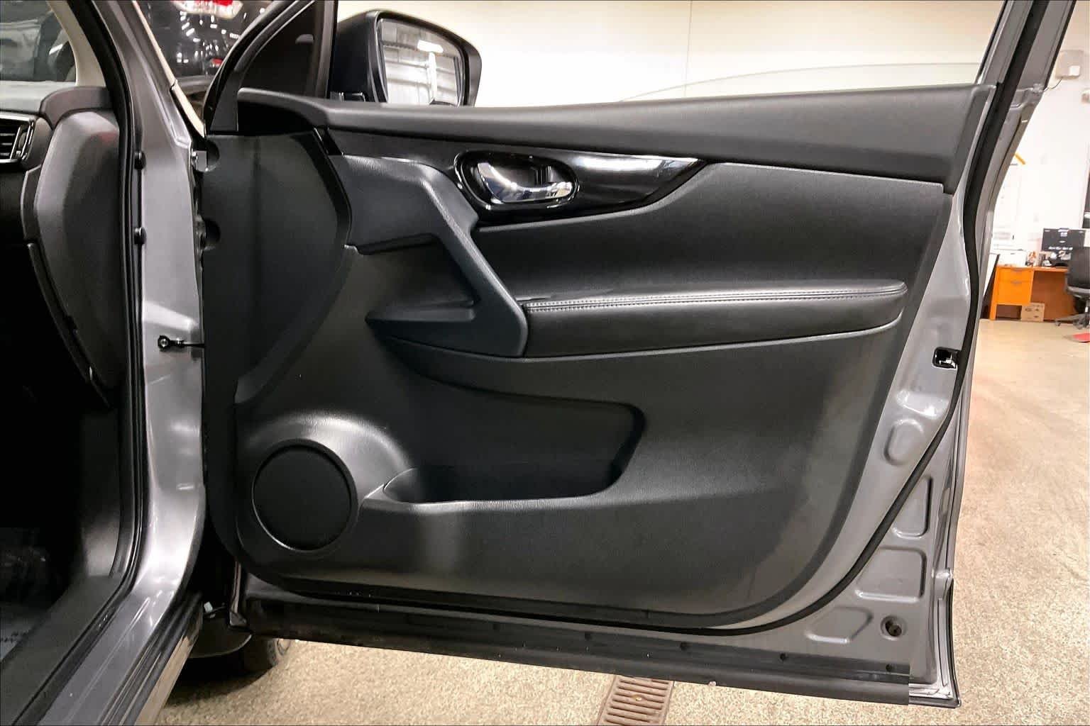 Used 2022 Gun Metallic Nissan SL image 22