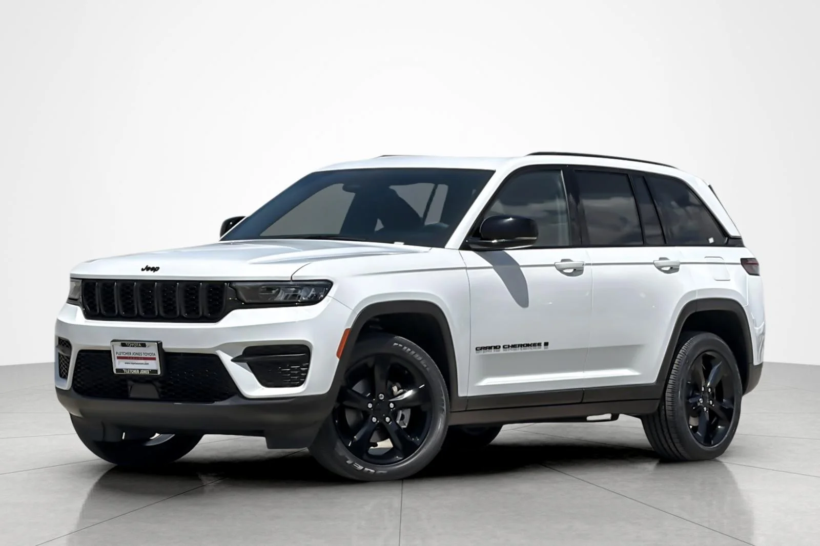 Used 2023 BRIGHT WHITE Jeep Altitude image 1