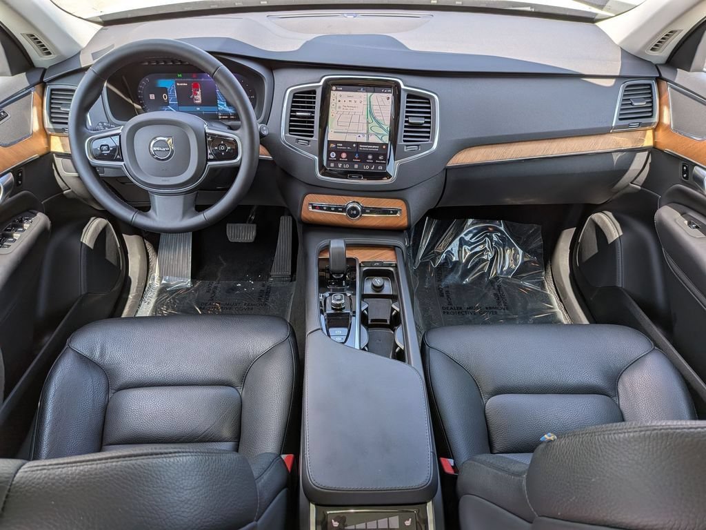 Used 2023  Volvo T8 Core Bright Theme image 4