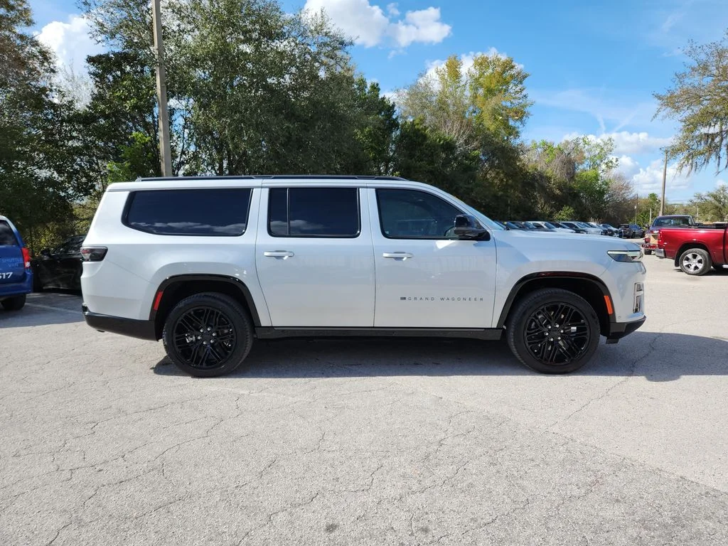 New 2026 Silver-Zynith Exterior Paint Jeep Limited Reserve image 3