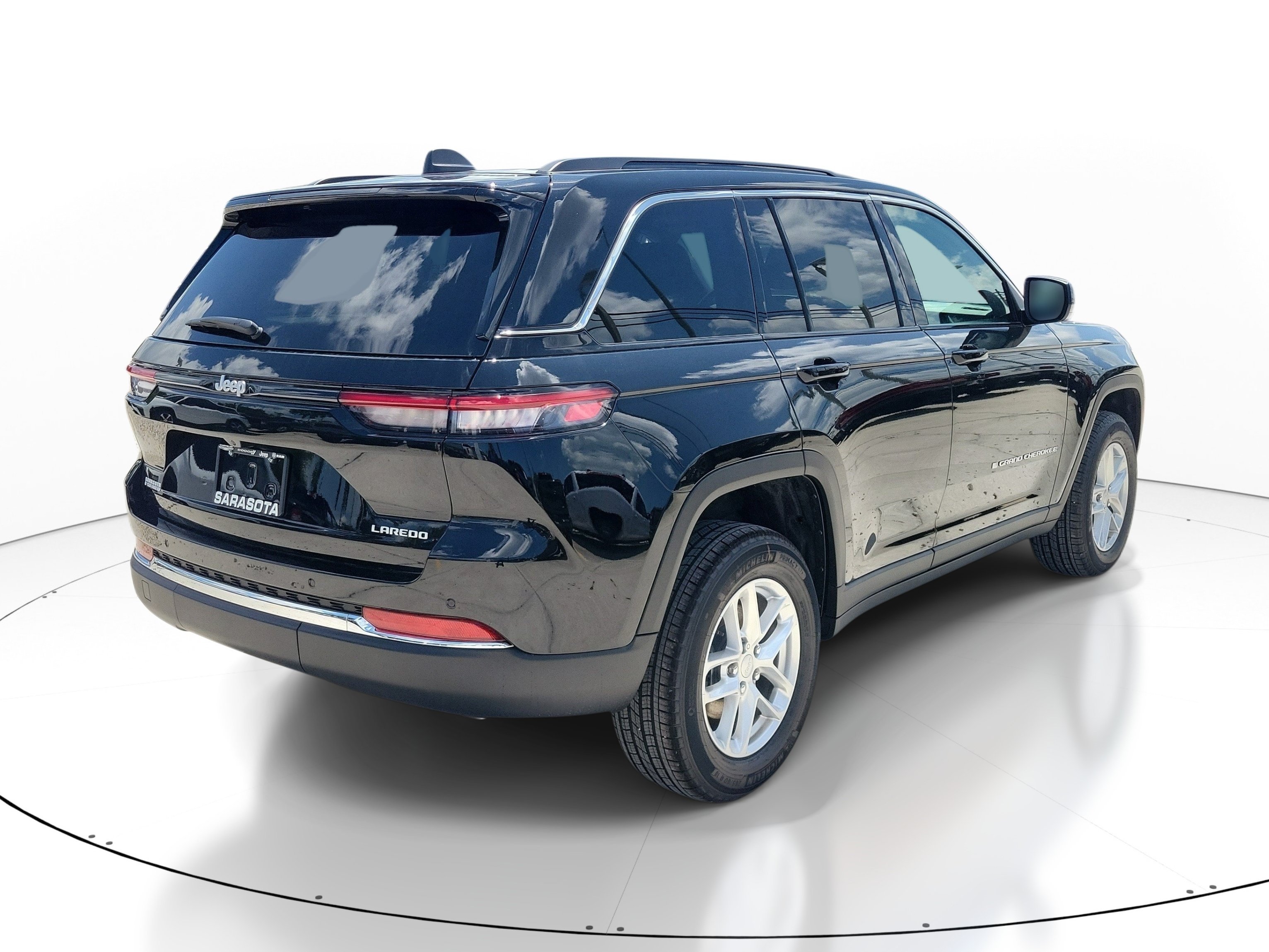 New 2026 Diamond Black Crystal Pearl-Coat Exterior Paint Jeep Laredo X image 5