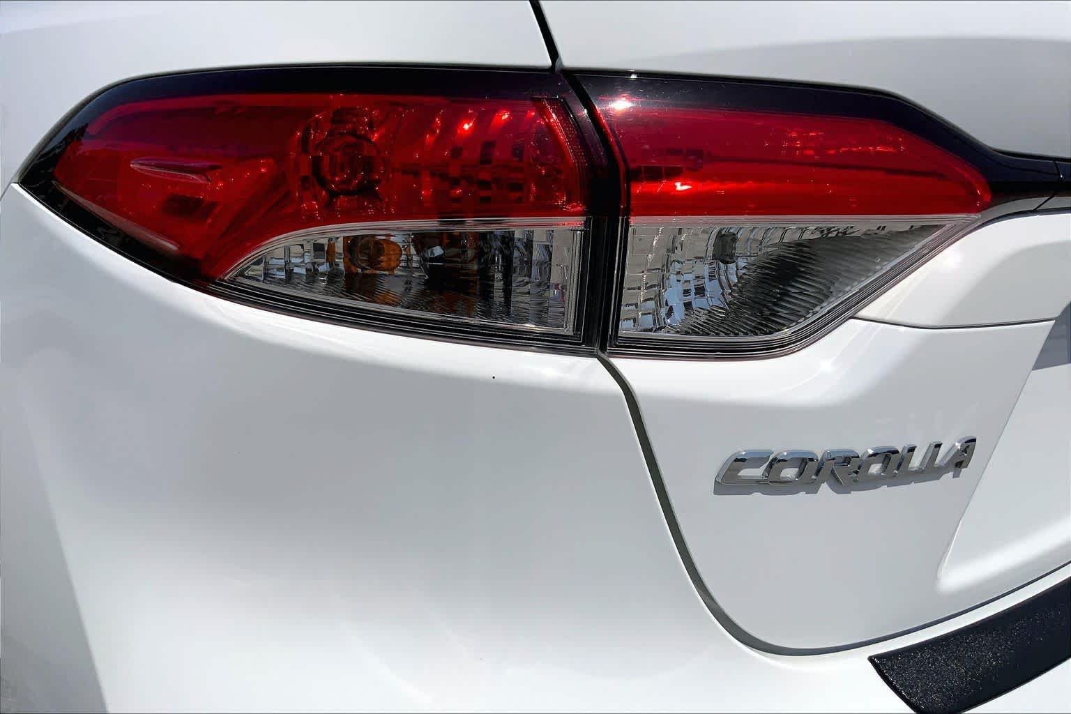 Used 2024 Ice Cap Toyota Hybrid LE image 28