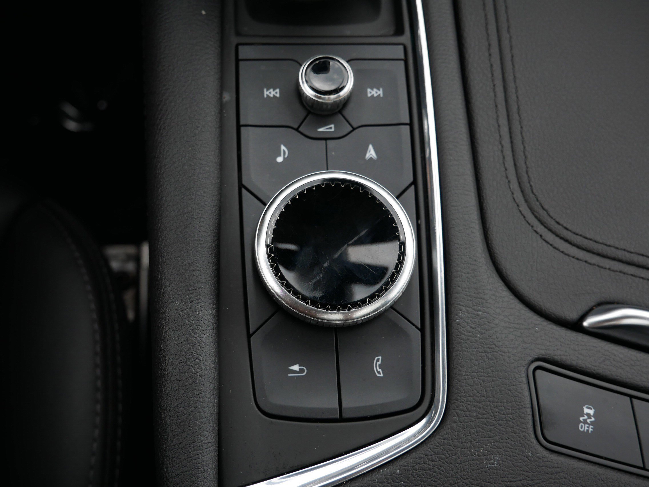 Used 2023 Wilder Metallic Cadillac Sport image 32