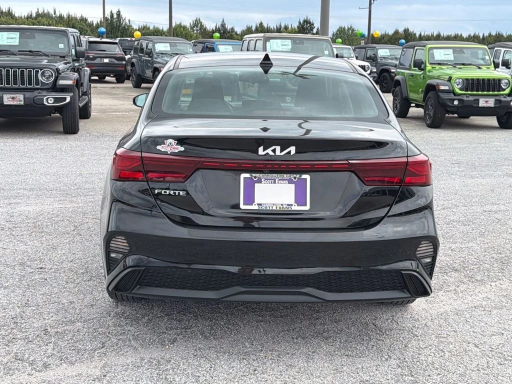 Used 2023 Black Kia LXS image 4