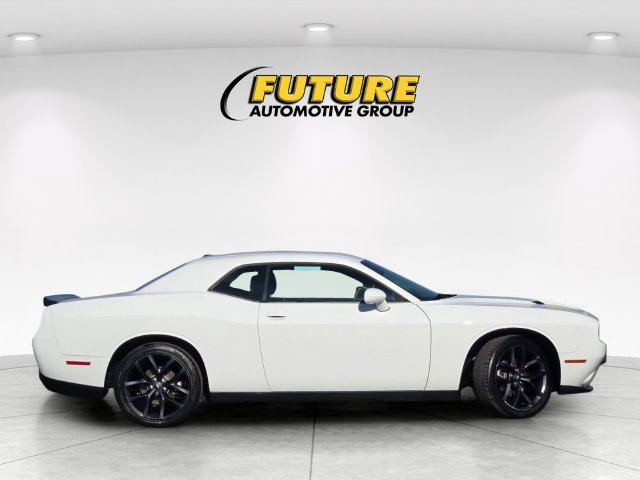 Used 2021 White Dodge SXT image 3