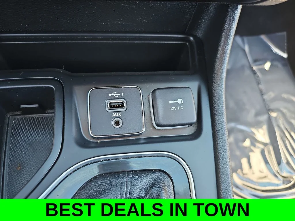 Used 2021 Silver Jeep Latitude Plus image 23