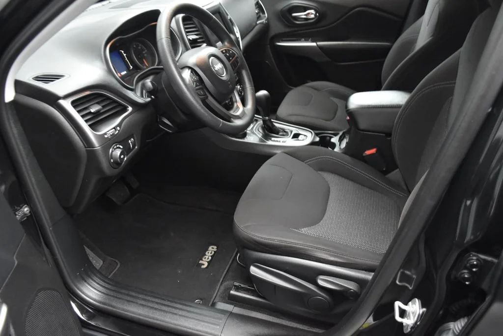 Used 2019 Black Jeep Latitude image 15